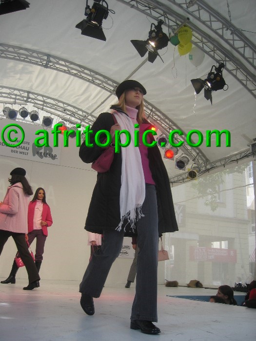 ../Images/Krefeld-Strssenmodenschau-2005 237.jpg